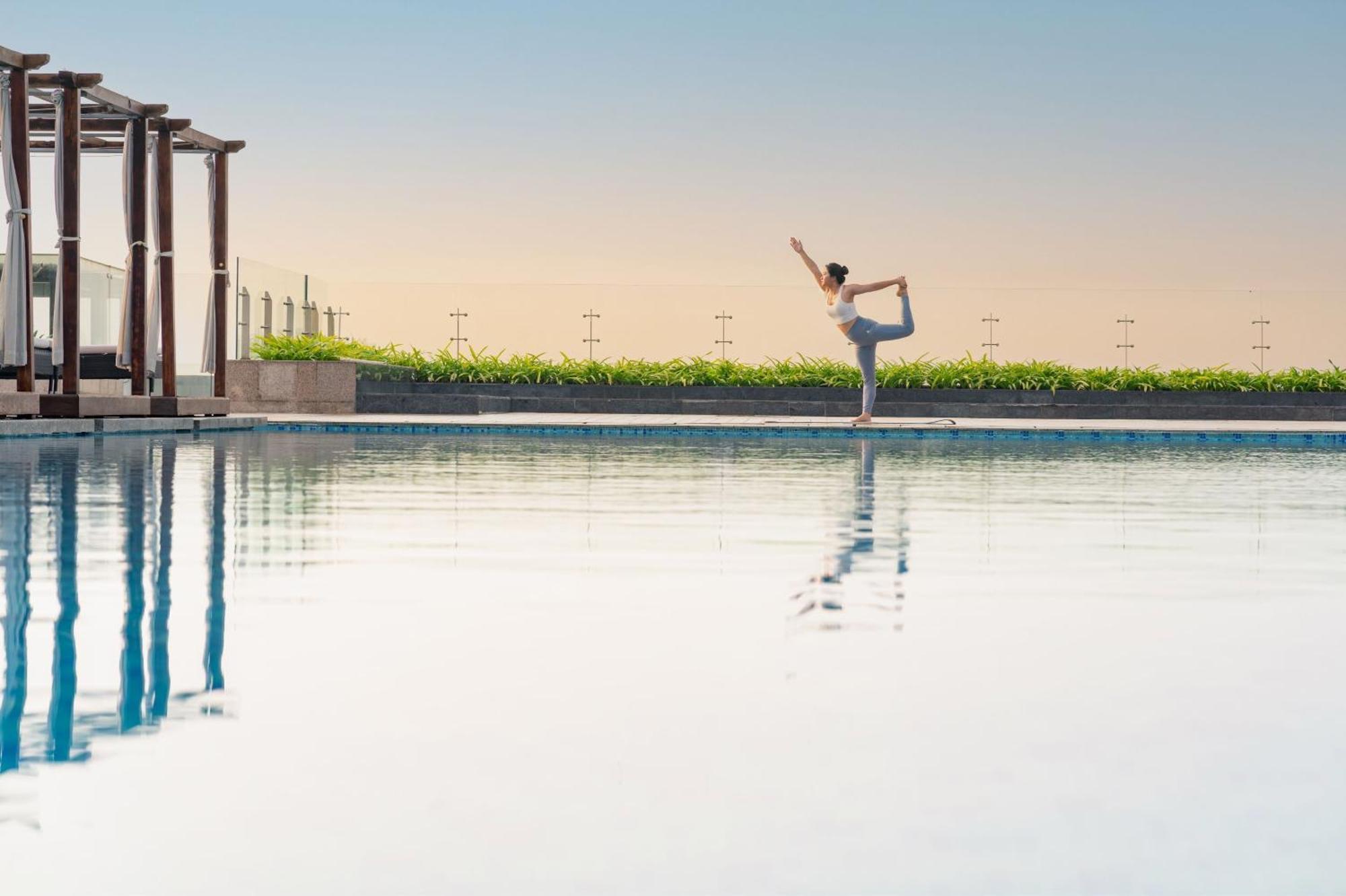 Sheraton Can Tho Eksteriør bilde The swimming pool at the Ritz-Carlton, DIFC