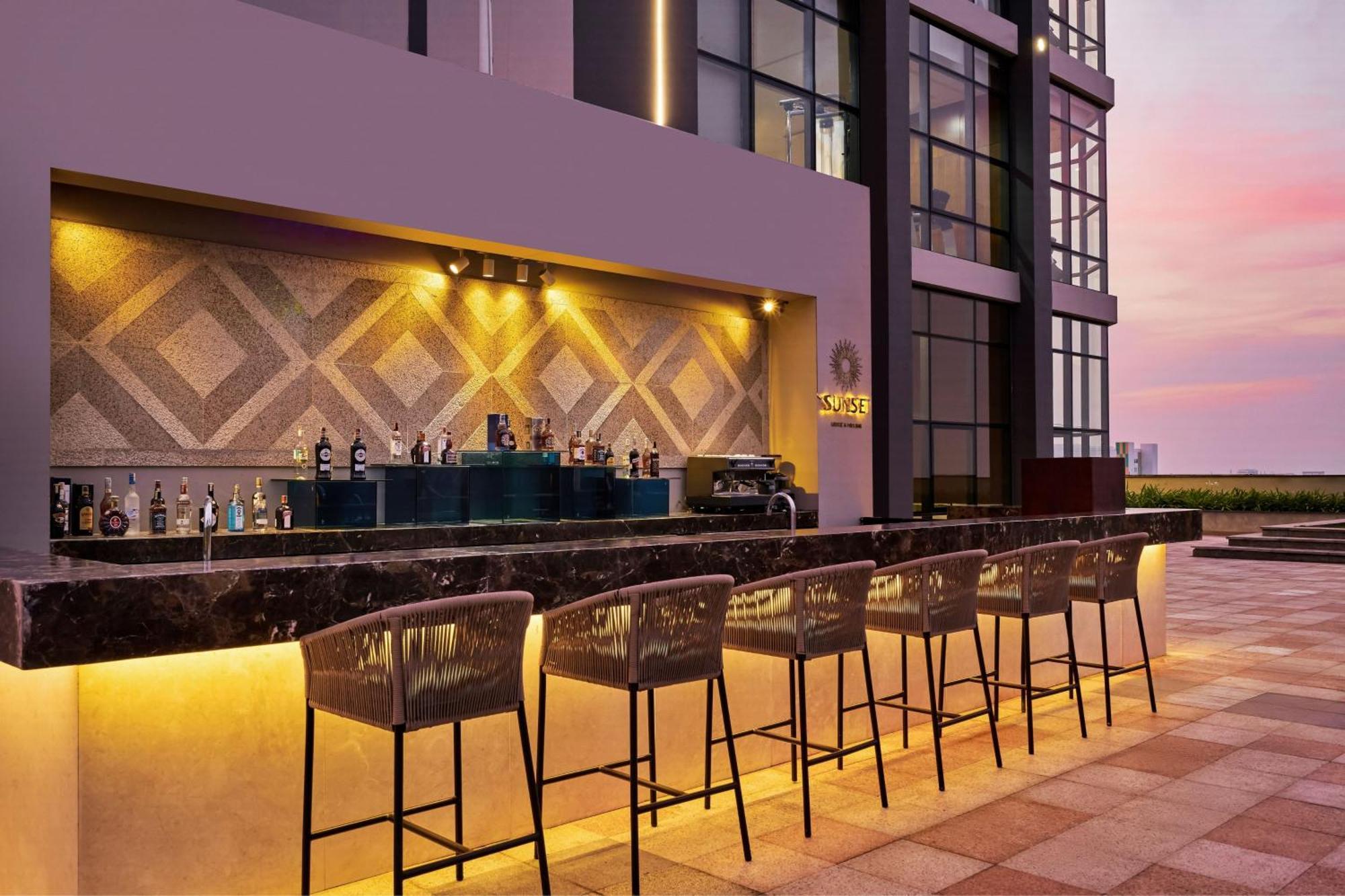 Sheraton Can Tho Eksteriør bilde The Bar
