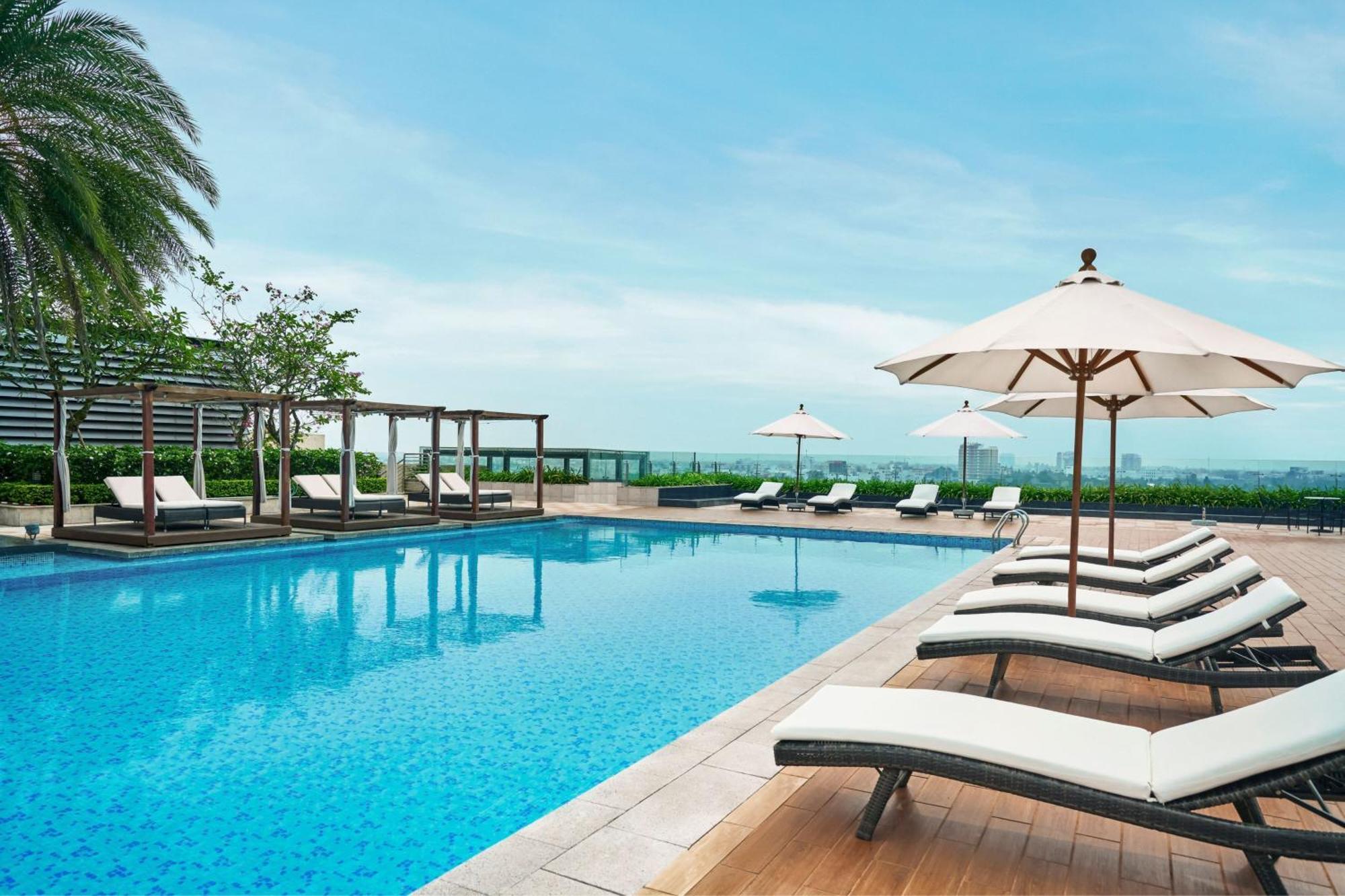 Sheraton Can Tho Eksteriør bilde The pool at the Westin
