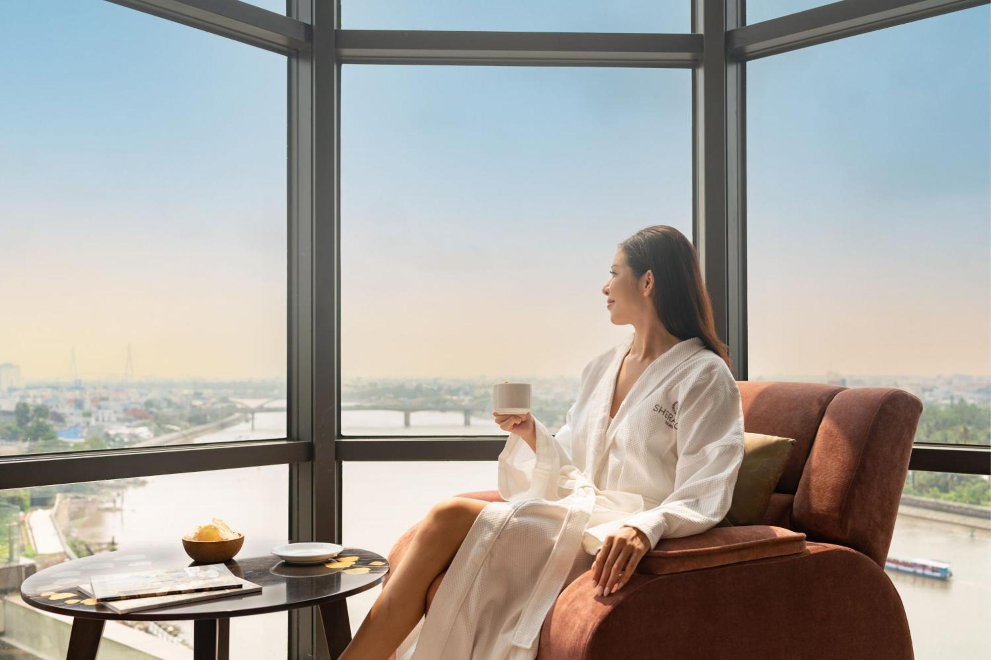 Sheraton Can Tho Eksteriør bilde A woman wearing a bathrobe