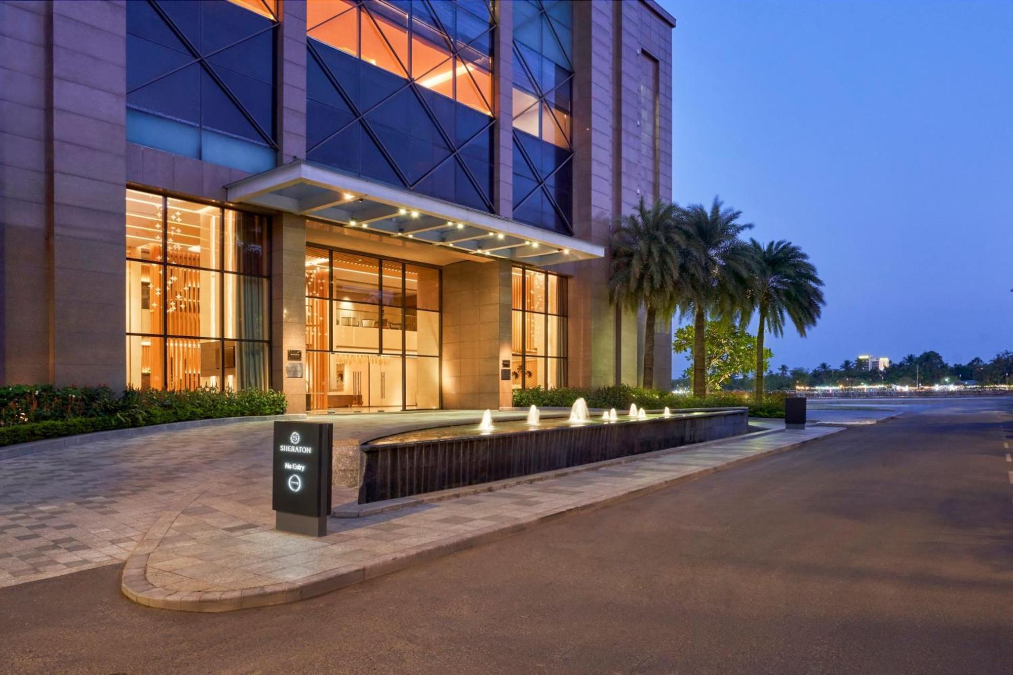 Sheraton Can Tho Eksteriør bilde Entrance of the hotel