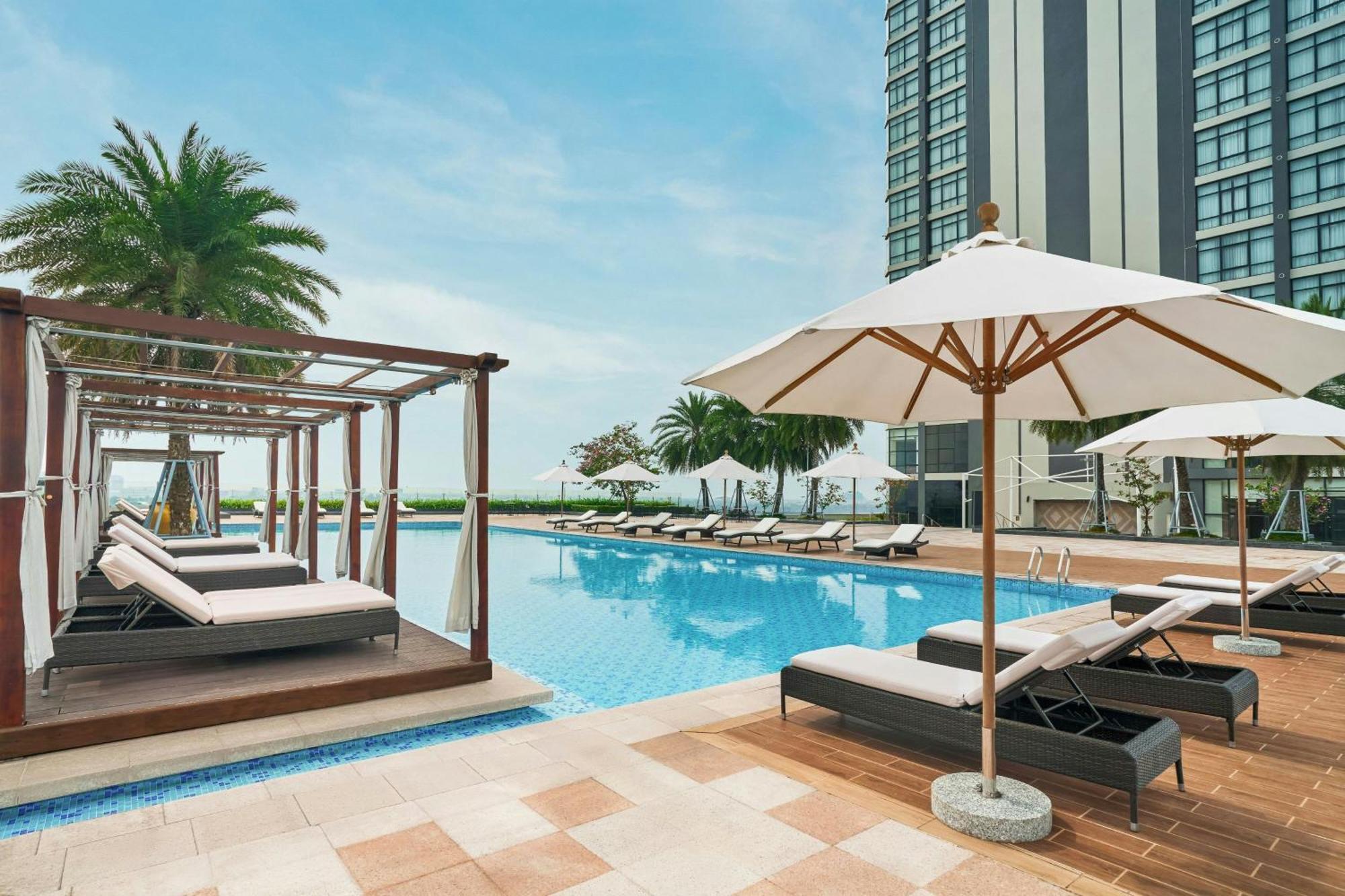 Sheraton Can Tho Eksteriør bilde The swimming pool at the Westin