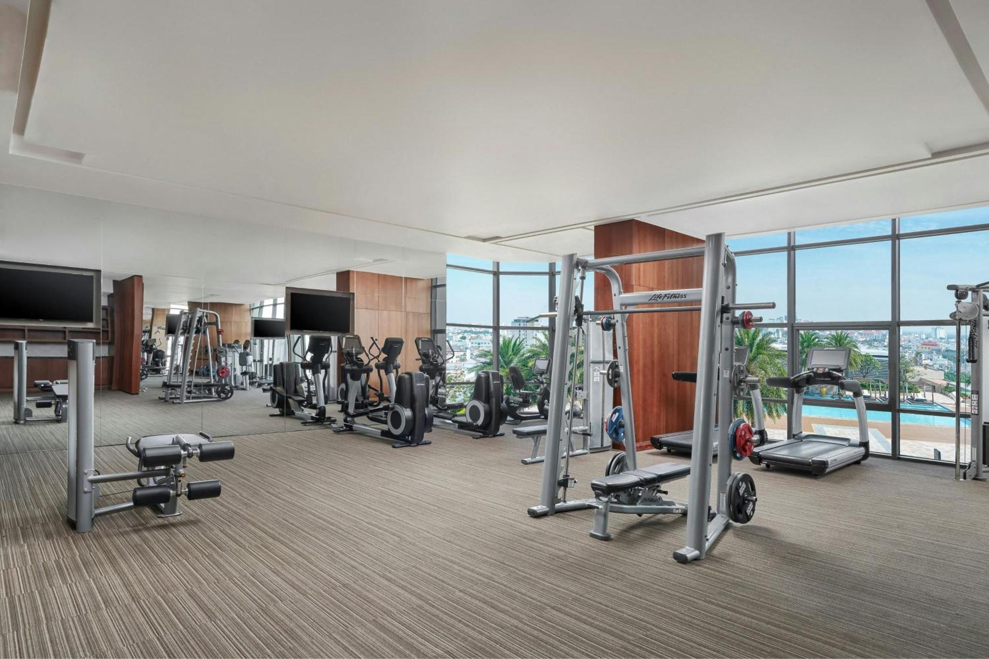 Sheraton Can Tho Eksteriør bilde The gym at the hotel